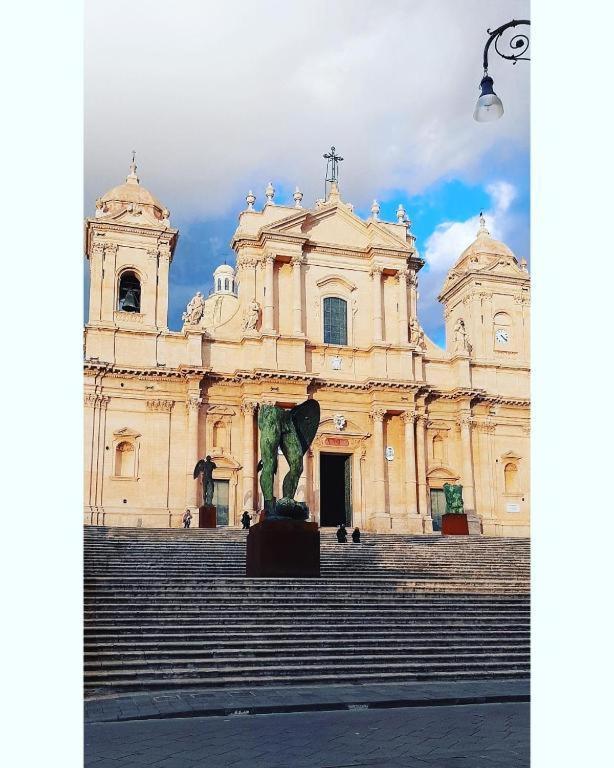 Villa La Casa In Piazza à Noto Extérieur photo